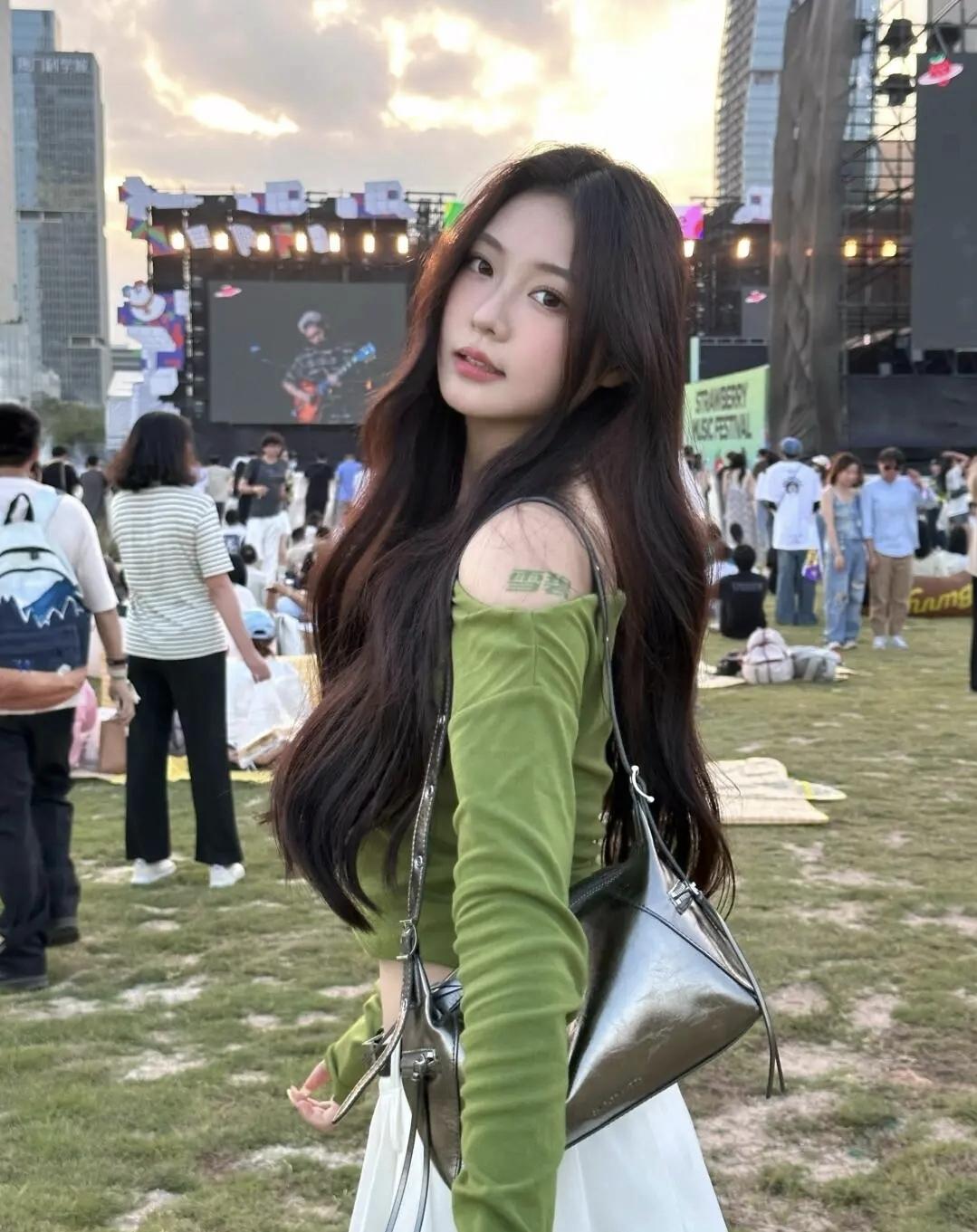 草莓舞台的晚风里，牛油果绿撞碎了夏日的燥热，发丝跟着音乐晃荡，青春就该是这样热烈