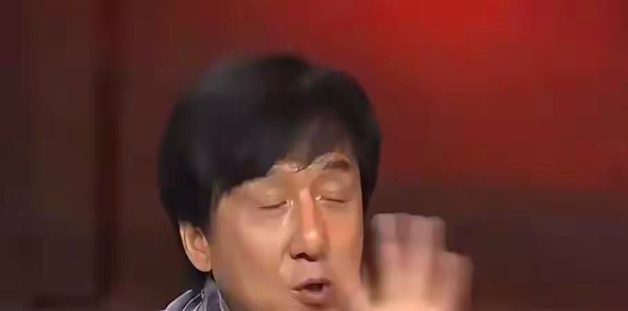 刚看到成龙大哥的点餐绝招，这波操作我直接跪了！😂成龙去陌生餐厅必备台词: