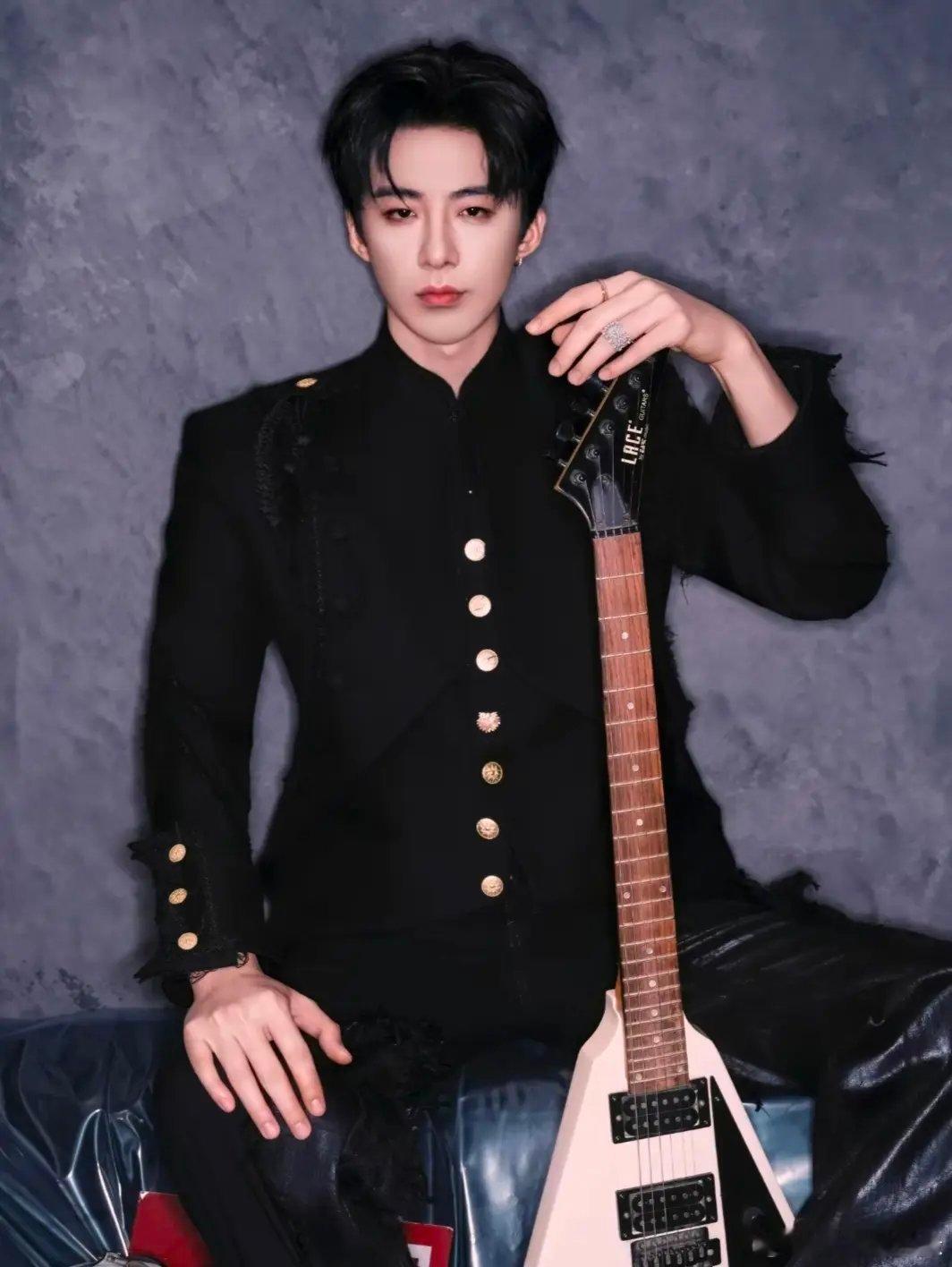 刘宇宁青春呐温暖前行2025-2026跨年夜，刘宇宁堪称“劳模唱将”，连登央视、