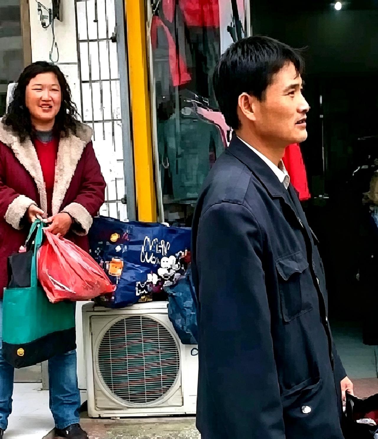 早年尚未大火的大衣哥朱之文，走在街上总会被邻里围观，其朴实模样始终未变。一直觉得