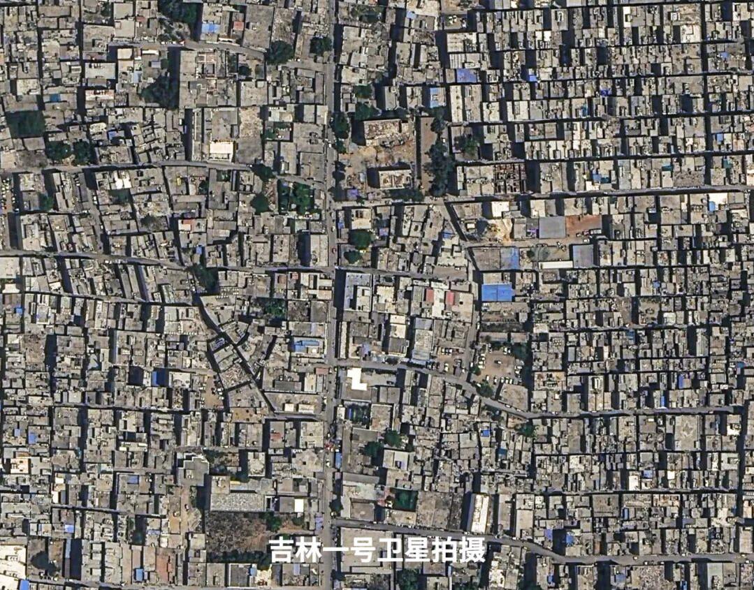 知道是哪儿不？长光卫星拍的……嗯，这就是“世界第一强国”的首都德里的贫民窟！