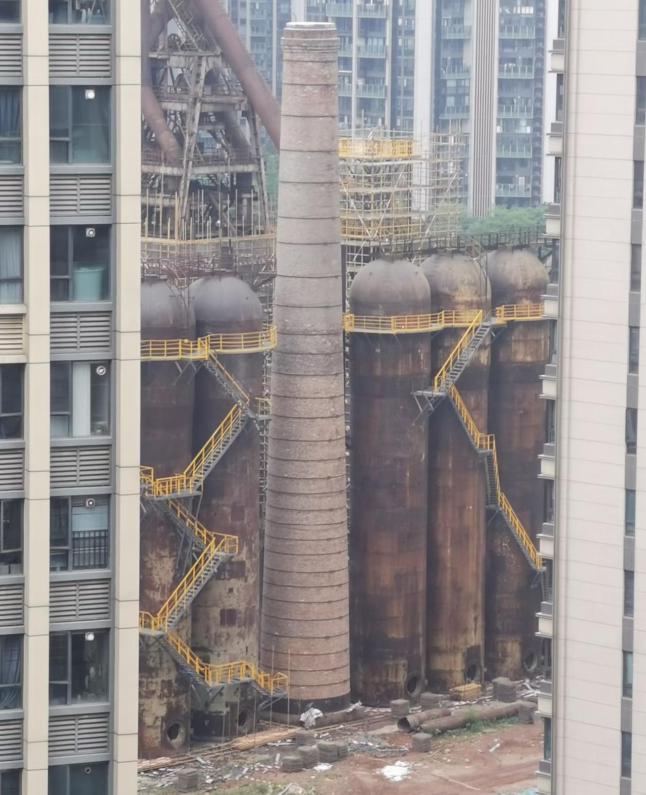 见证历史！广钢高炉的棚子拆开了。经过1年半的精心修复，这个承载着广州工业记忆的高