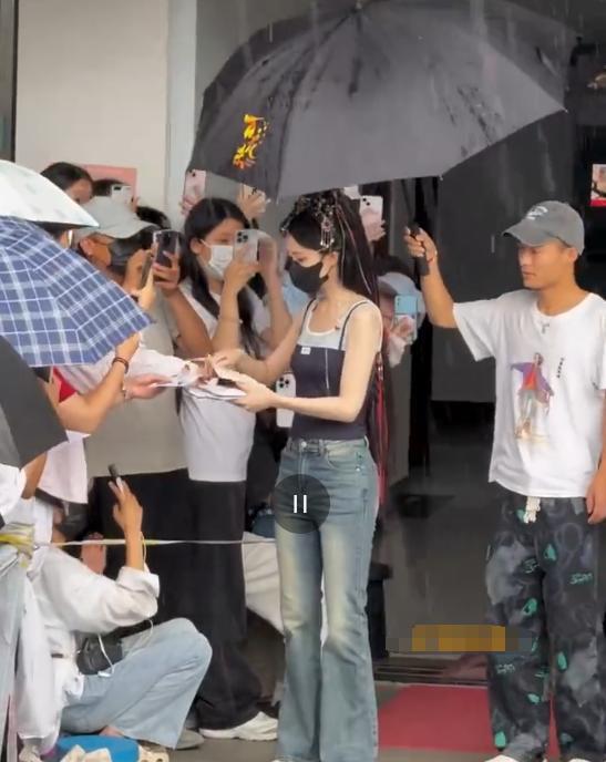 明星真的会看粉丝的手写信？其他人我不知道，我孟姐一定会看。雨天里粉丝递信，孟