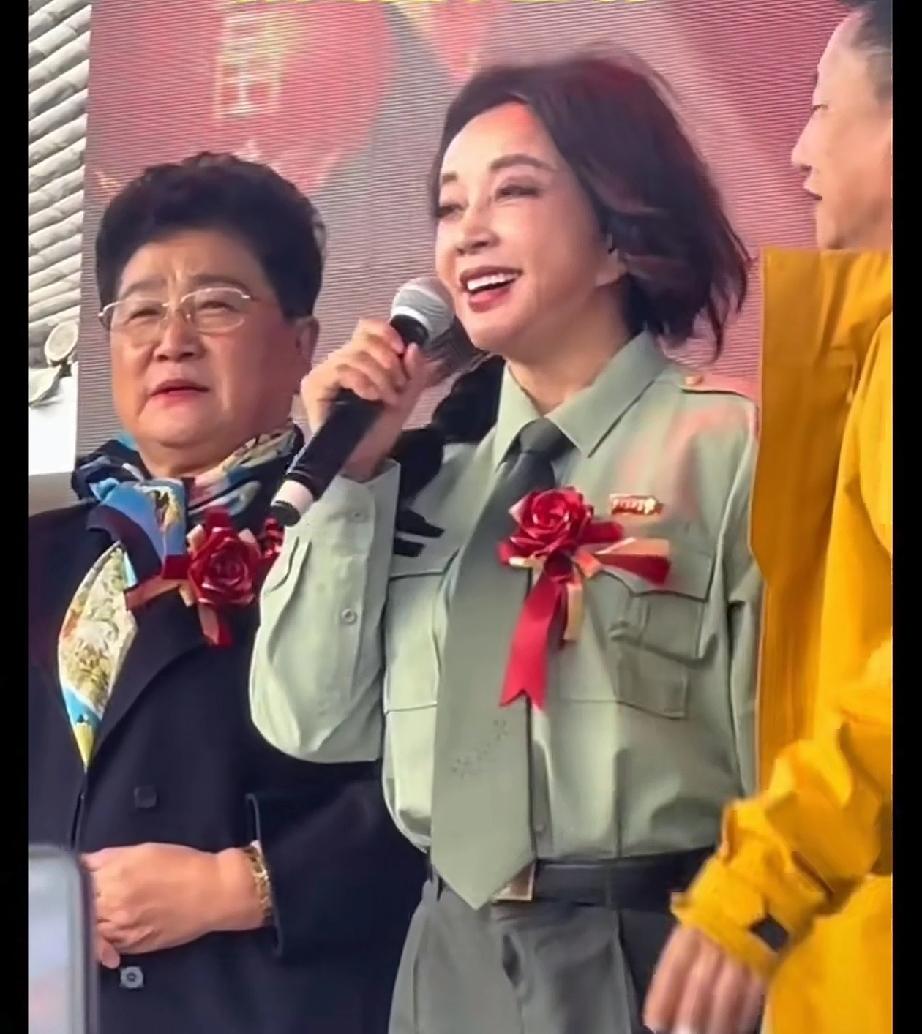 刘晓庆这也太拼了吧，都75岁的高龄了，还各种跑商演，大年初七就开工，别人都穿