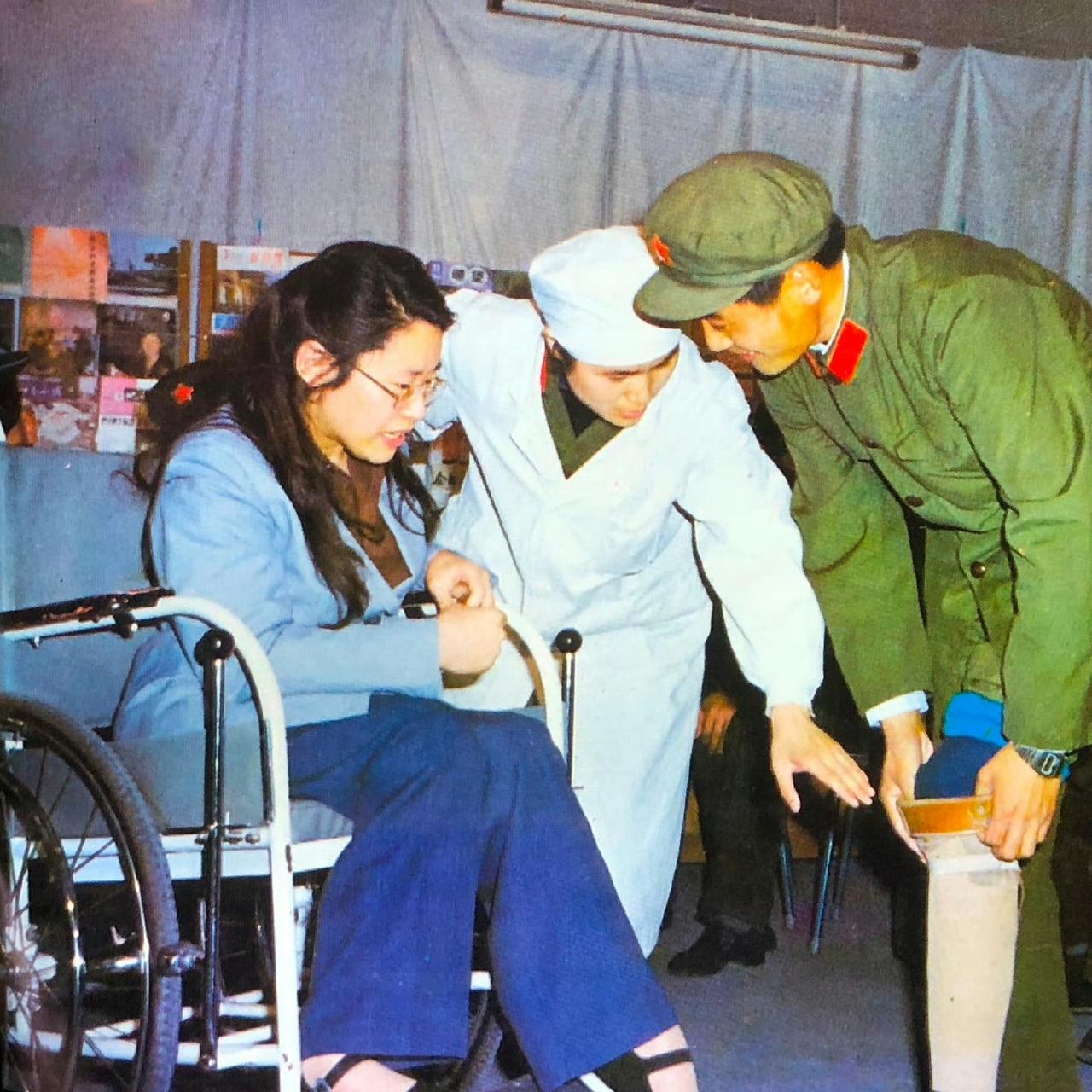 张海迪年轻时的留影，这一张照片拍摄于1983年，地点在北京军区总医院的康复室内。