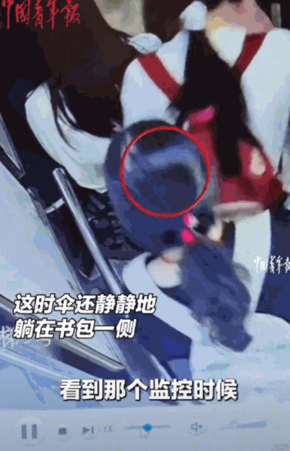 “差点就被冤枉了！”浙江温州，一女子在乘坐电梯后，发现自己挂在背包后的雨伞不翼而