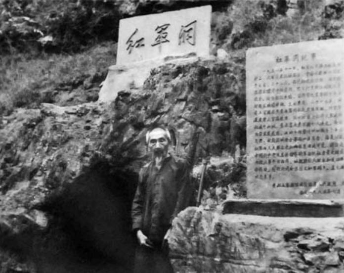 1934年，一个农民出卖了小红军的藏身处，正当敌人扬刀砍杀红军时，农民却上前喊道