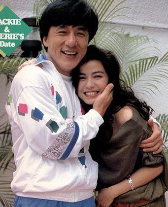 镜头中的成龙乌发覆额，笑容灿烂，鼻头丰隆圆大，眼角皱纹荟萃；怀抱中的钟楚红青丝如