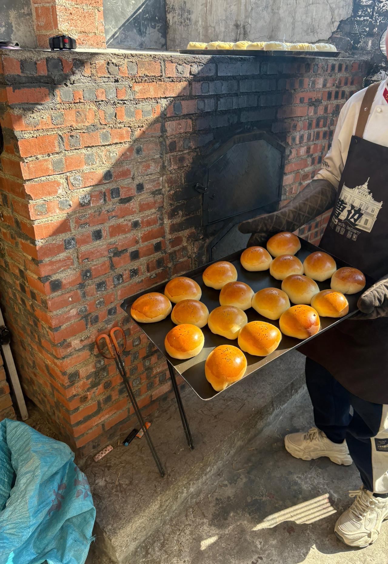 面包其实在电烤炉里面烤出来是没有灵魂的，昨天我去了一个景区才知道，当地的一个网红