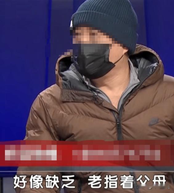 北京，小刘爸妈早年离婚，妈妈分到公租房。小刘四年级时妈妈和老刘再婚并生妹妹，公租
