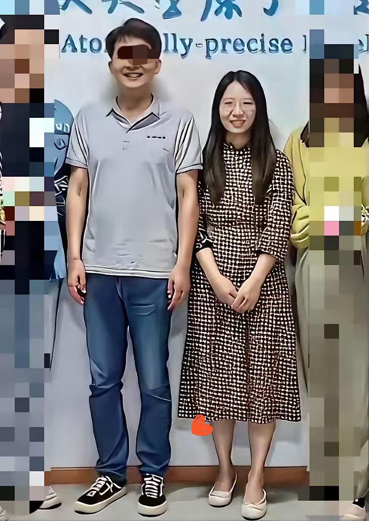 我怀疑曾教授是为了爱情，也怀疑曾教授是为了前程，万万没想到，这一细扒才发现她