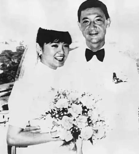 1977年，已婚的蒋孝武看上了夫人给孩子请的家教老师，蔡惠媚比他小20岁，并且非