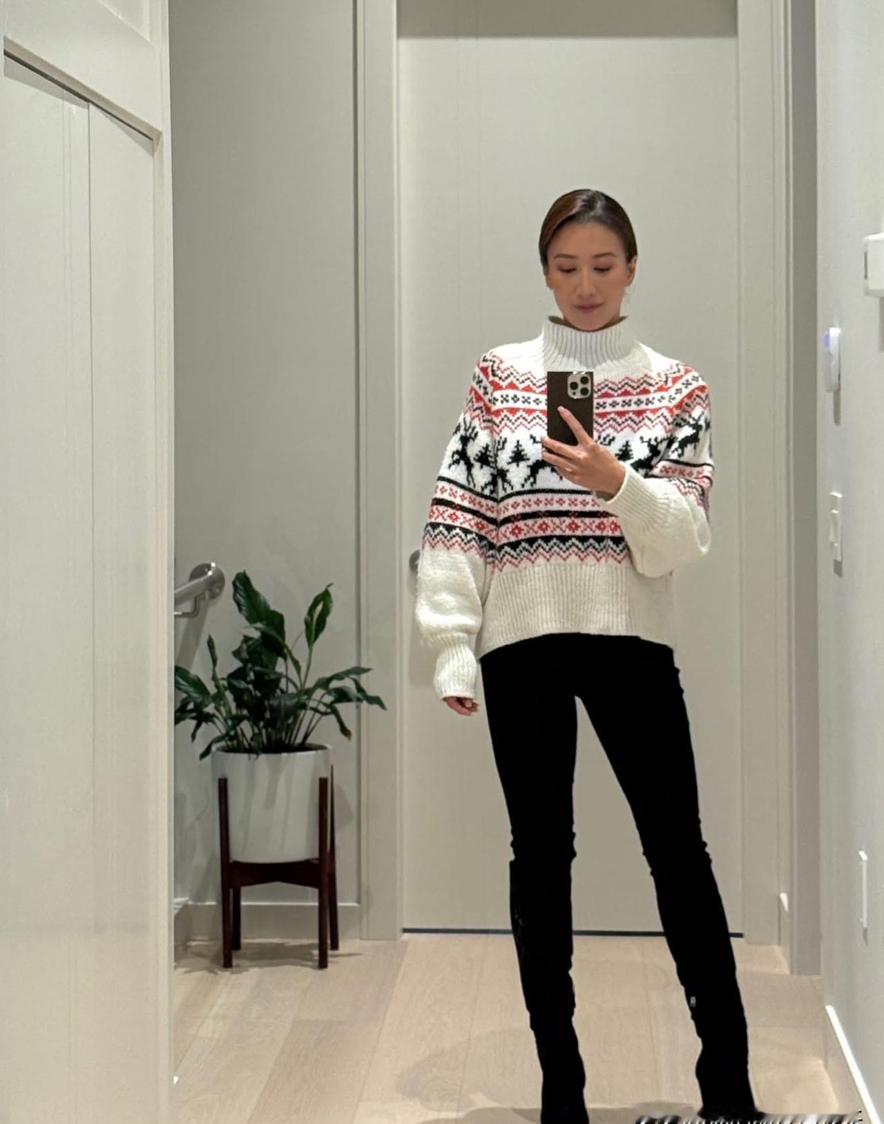 你以为那张圣诞全家福是摆拍的幸福，其实是300次弯腰换来的。凌晨三点，她披头散