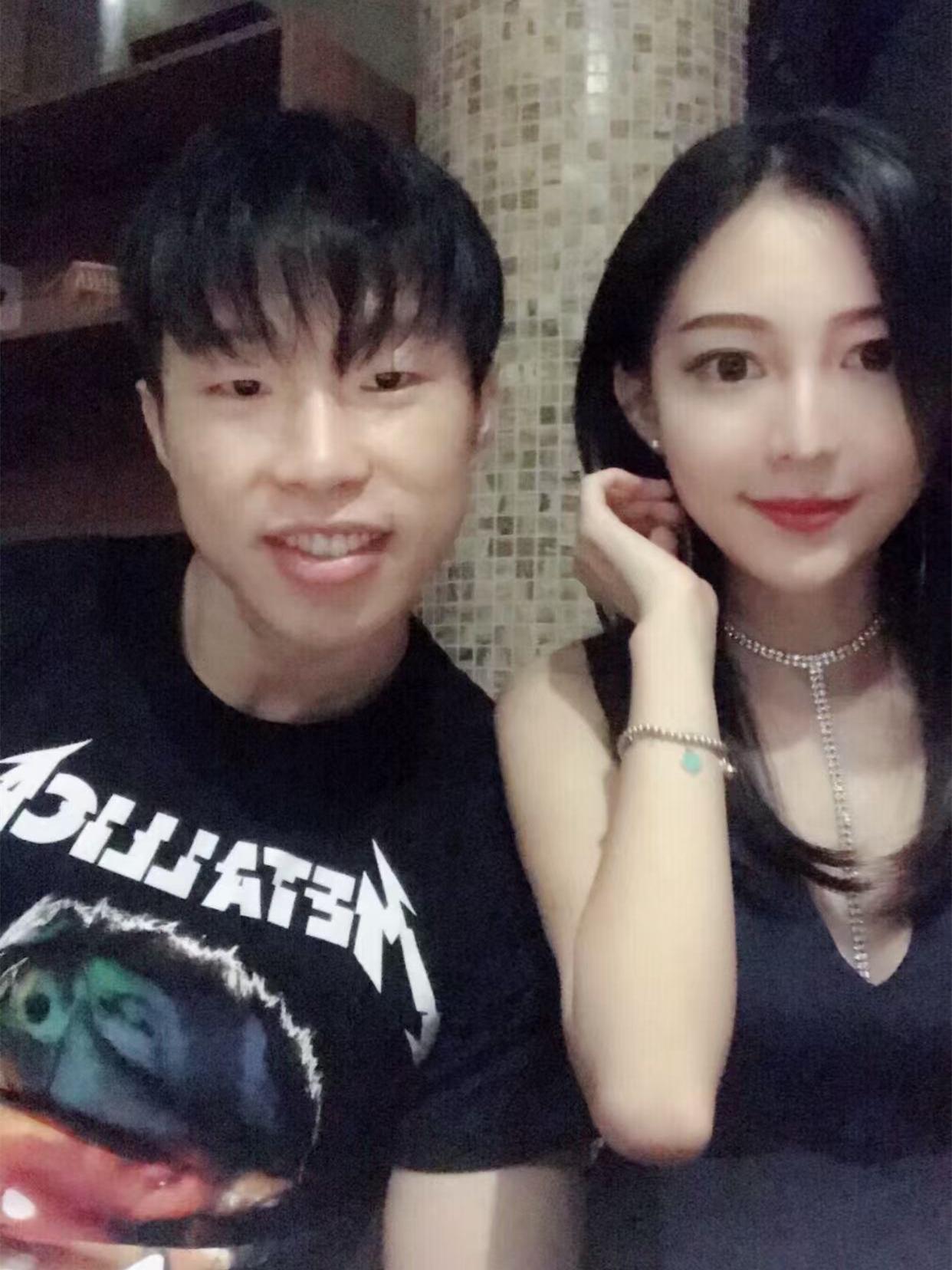 德云社副总烧饼晒出了与妻子郑胡昕年轻时候的合影照！照片中的饼嫂，很漂亮，身材很好