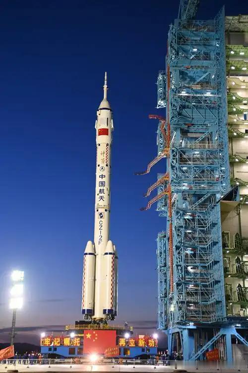 中国目前已经相当于美国，从“追赶者”变成了“引领者”，2025年的中国，在全球舞