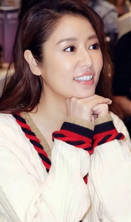 主持人问林心如：“你这辈子最后悔的一件事是什么？”林心如脱口而出：“我这辈子最后