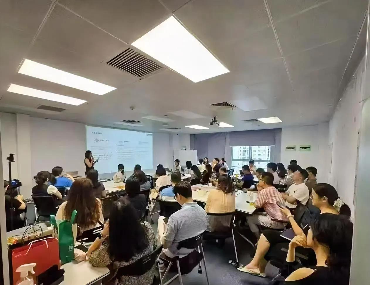 最近公司接连被离职员工投诉未按实数缴纳社保，公积金，但是人家员工已经离职了，老板