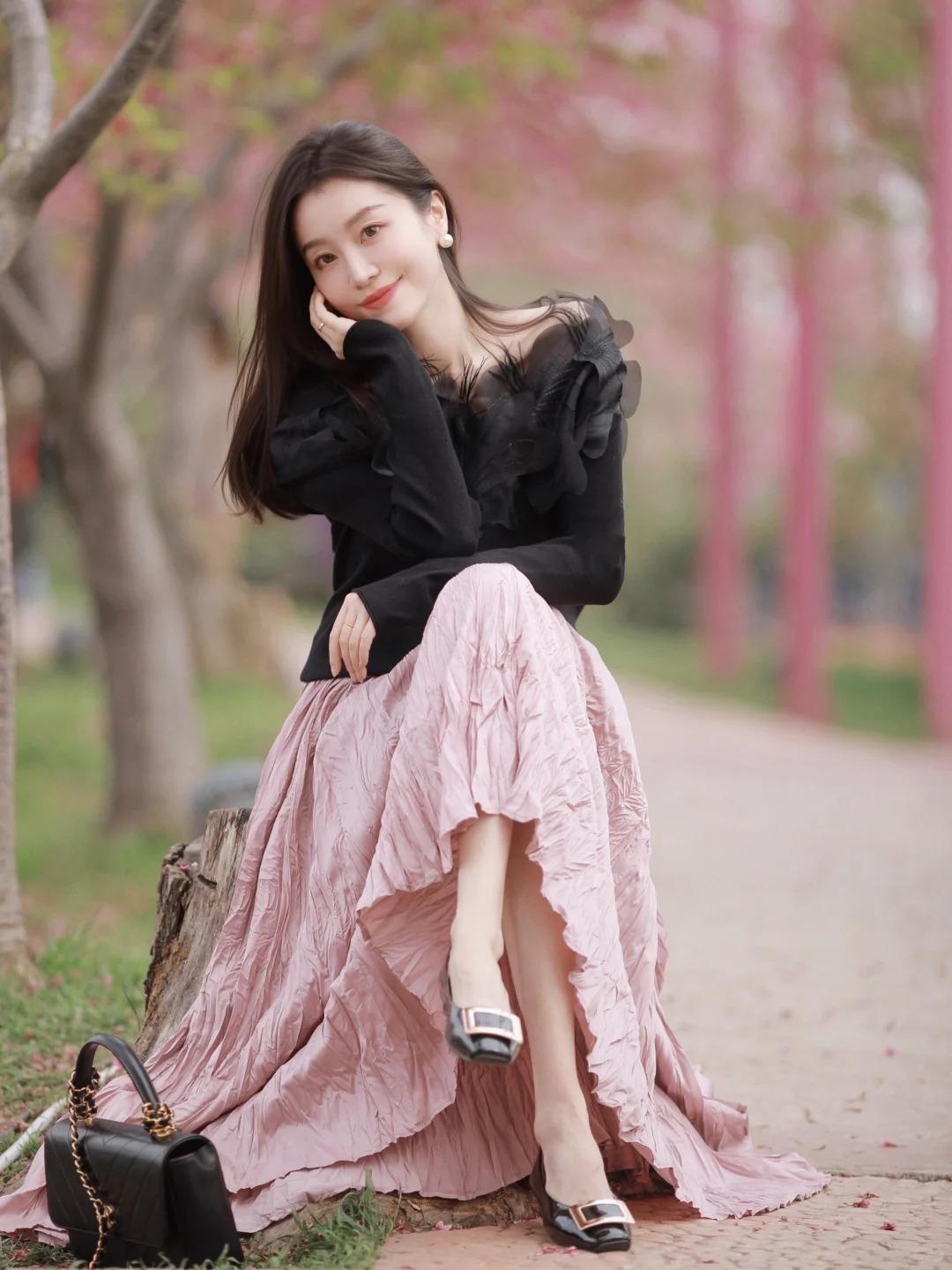 我换上喜欢的浅色系长裙，不遮不掩地展露舒展的线条，在花树下仰头微笑。不必拘着拘谨