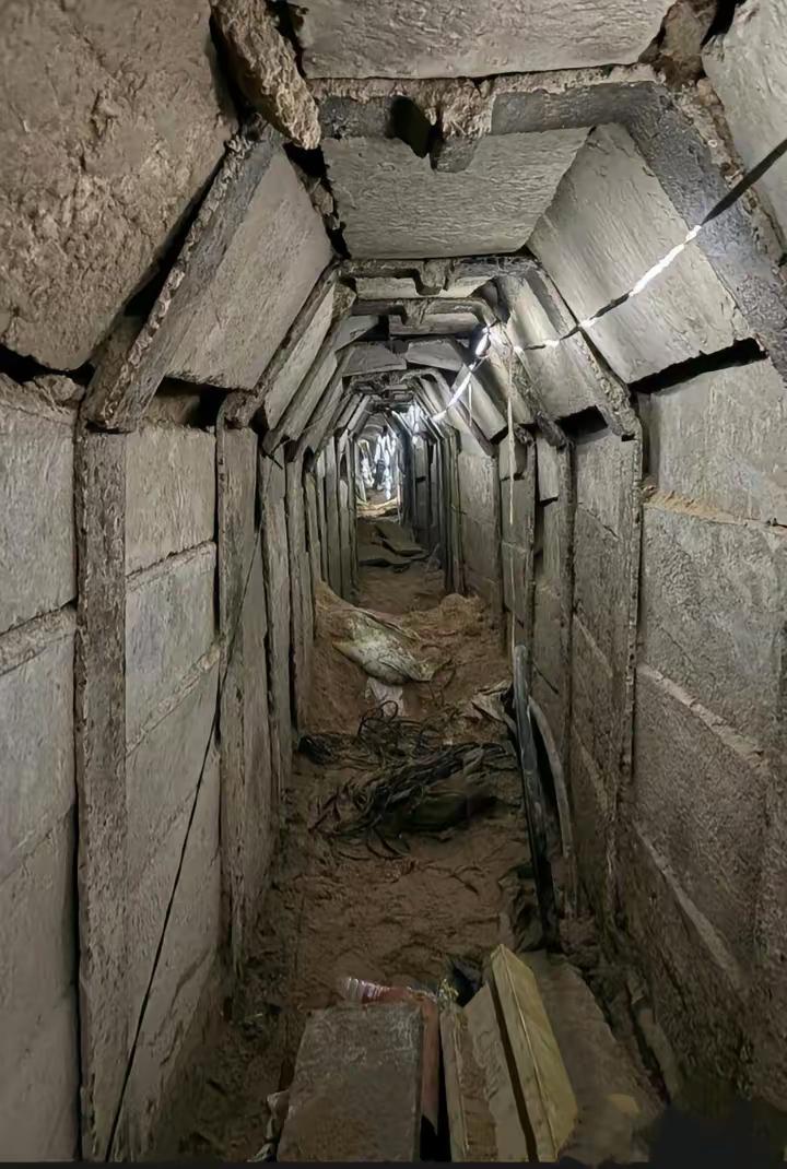 地道挺宽敞，可是快没有食物没有水了，这100多人还能挺几天呢？出来投降，不甘