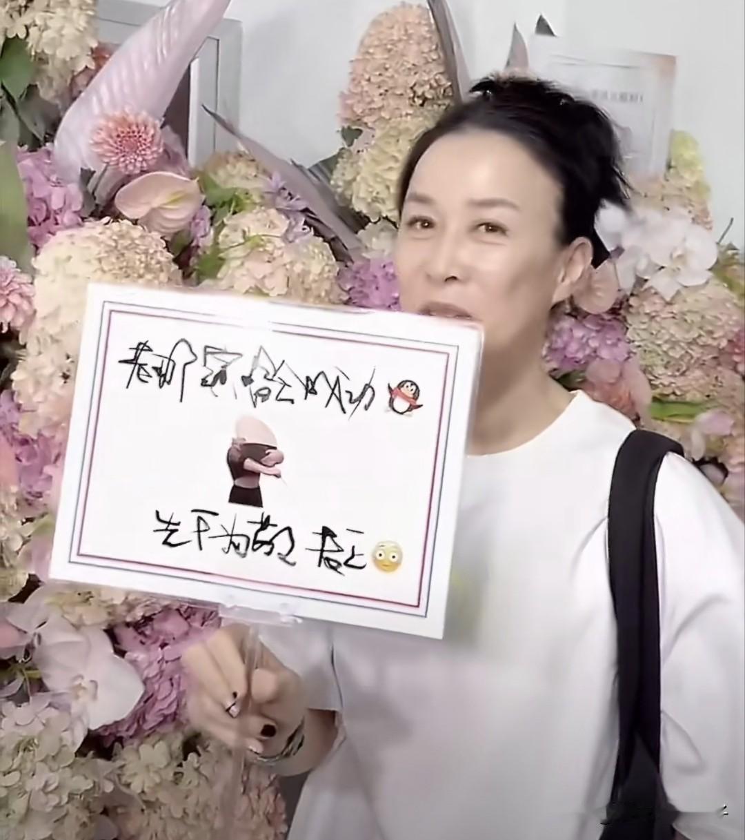 王菲，冲上热搜！8月22日，王菲上了热搜，这一次，可不是与谢霆锋同框撒糖，而是