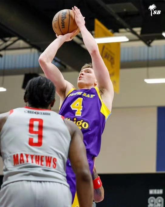 南湾湖人队的两位核心球员打出了统治级表现。道尔顿·克内克特（DaltonKne