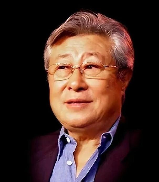 1975年领导找到王心刚，对他说，“王心刚，我们电影厂要提拔你当副厂长，你能搬