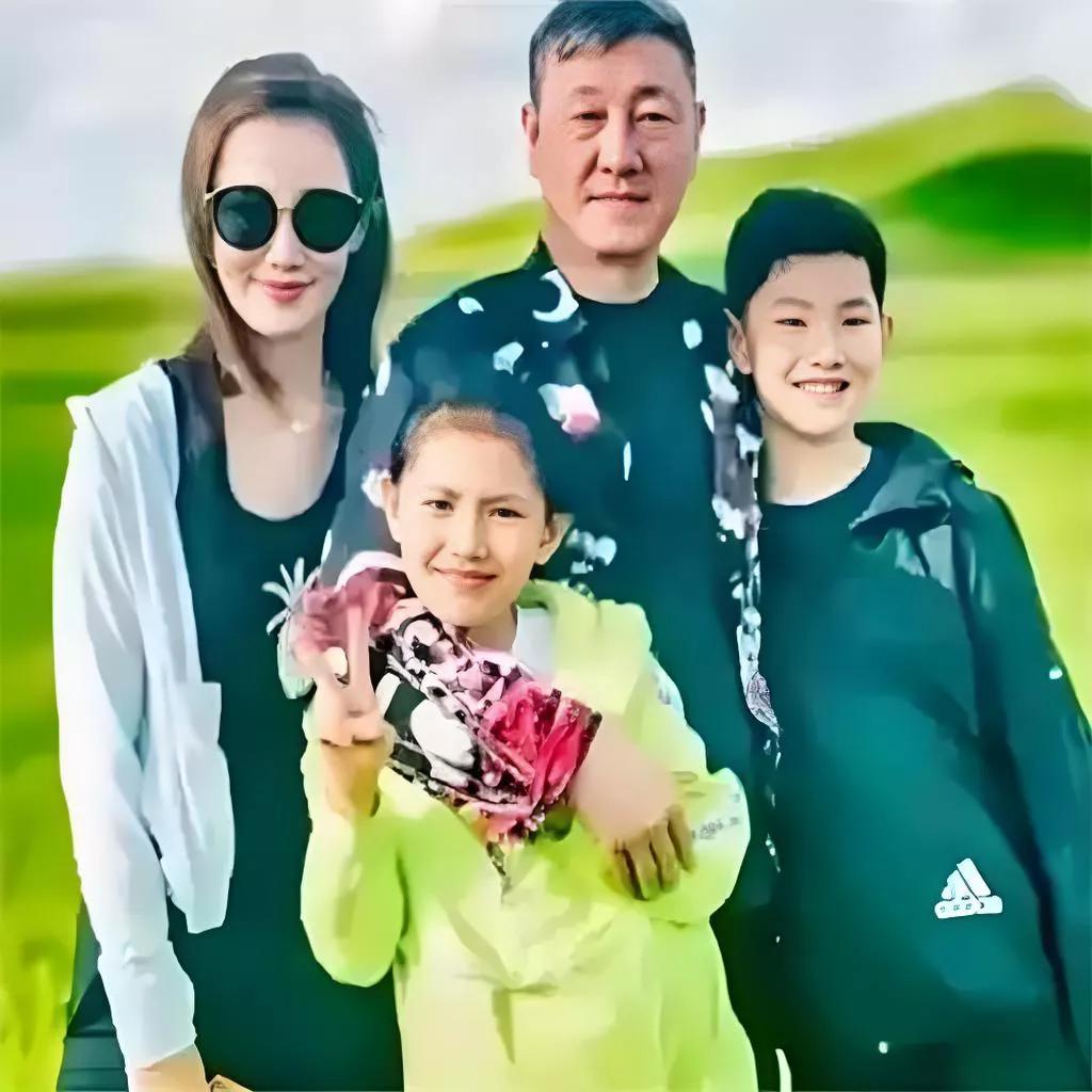 韩磊幸福的一家四口！美娇妻王燕，1984年的，面容姣好，多才多艺，获得过“蒙