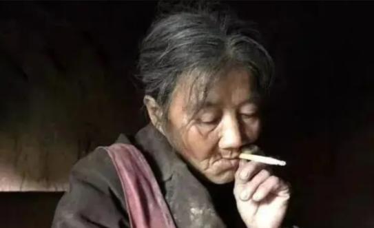 2013年，甘肃一60岁女流浪汉住破窑洞，却每天把自己收拾的整整齐齐，去垃圾场捡