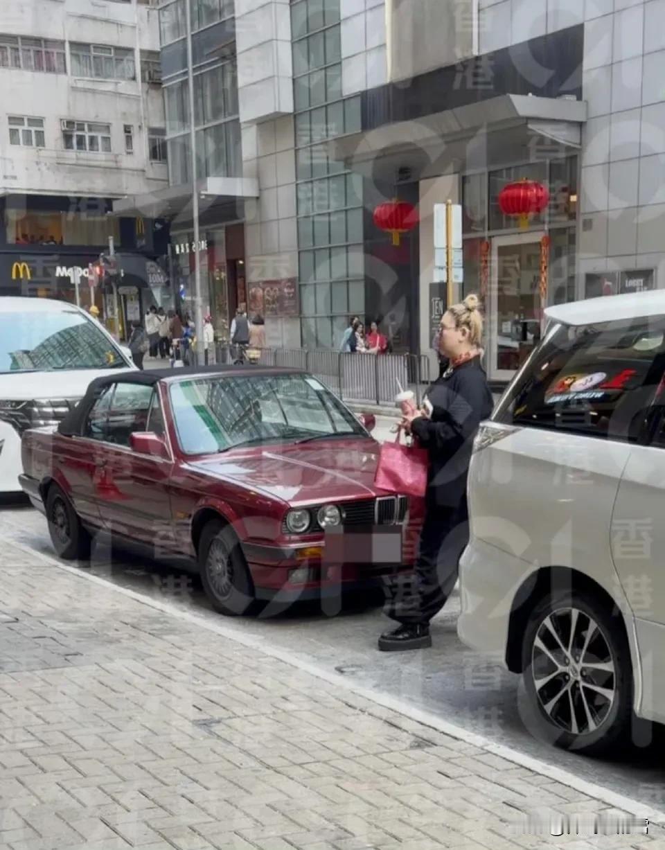 据媒体报道，郑欣宜驾车现身西环，回香港过年了。身材依旧胖胖滴，引人注目的是，