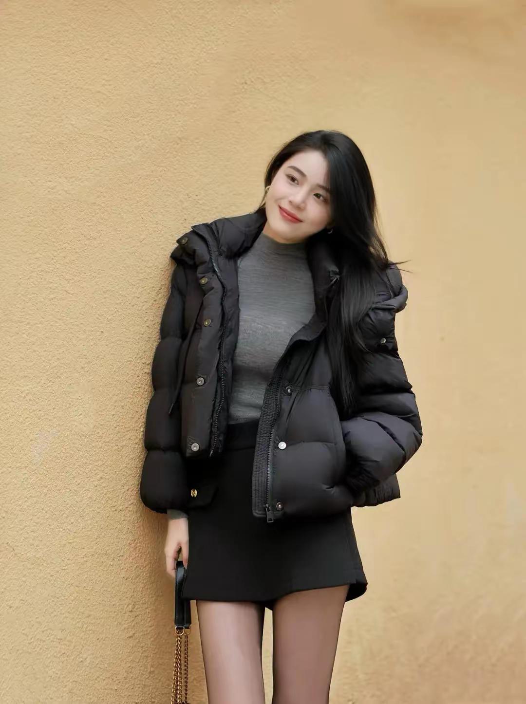 冬日出街的松弛感，是黑灰配给的底气～焦糖落叶作背景板，短款羽绒服裹着暖意，短裙与