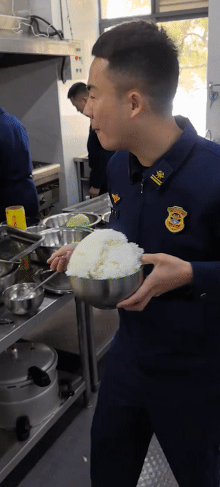 这小伙子饭量可真大，看他长得并不胖，却特别能吃？难道是因为消防员训练强度太大造
