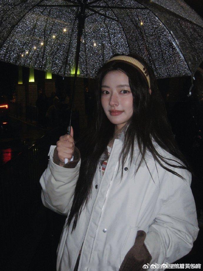 徐若晗拍的沈月谁还没看这个小视频！徐若晗太会抓瞬间了，沈月在她镜头里美到发光。