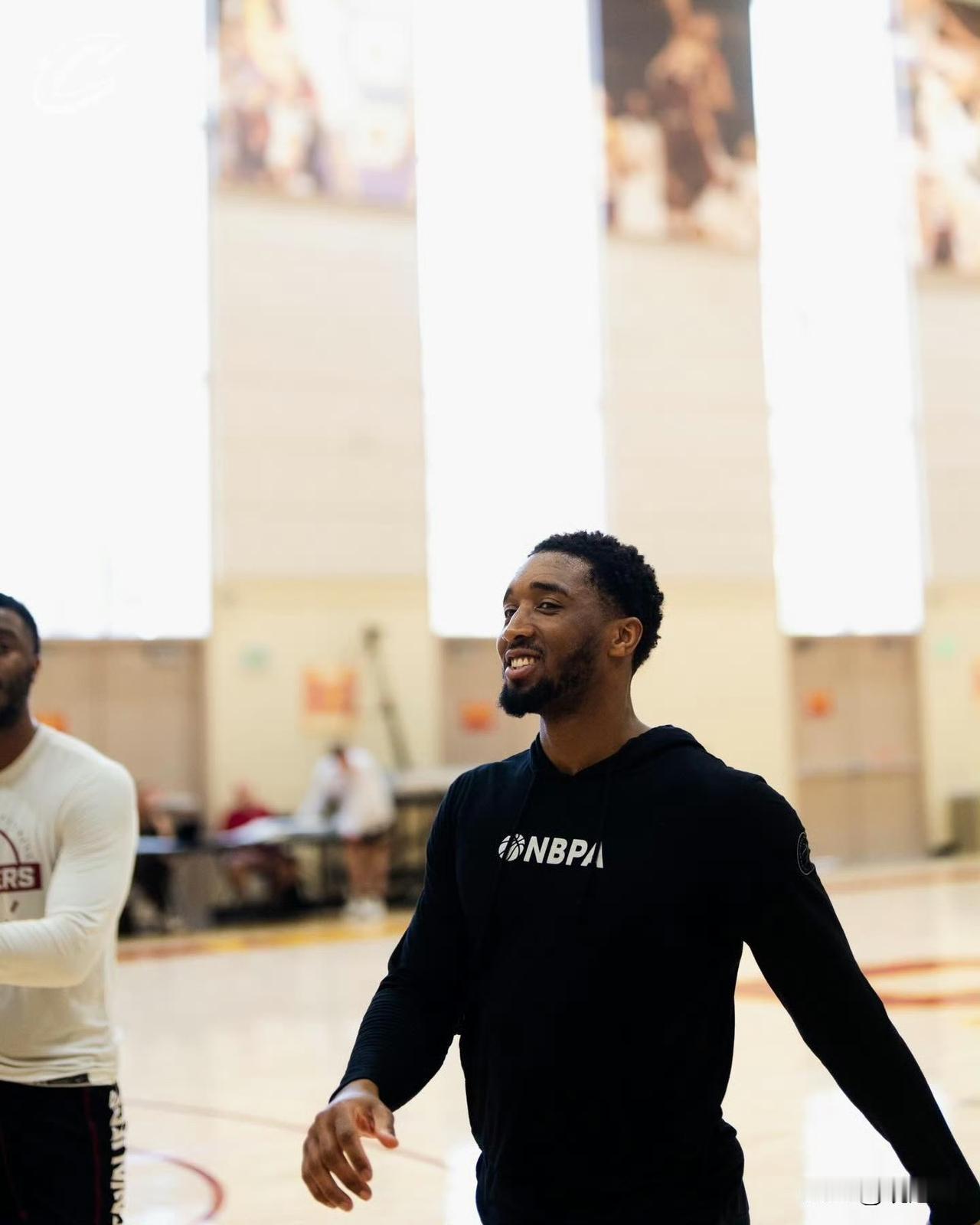 骑士全队在客场集训，全场未见骑士新援詹姆斯哈登！全力备战2月8日与国王的焦点对