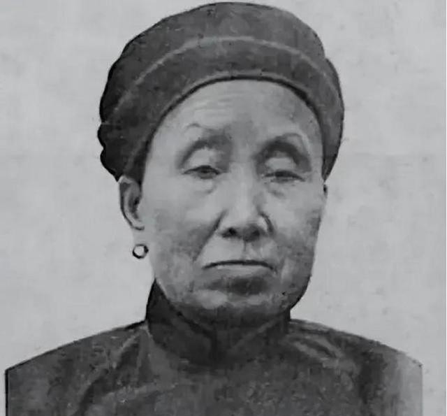 1950年，蒋介石“姐姐”被抓，她的处决意见上报至北京，周总理亲自去跟毛主席求情