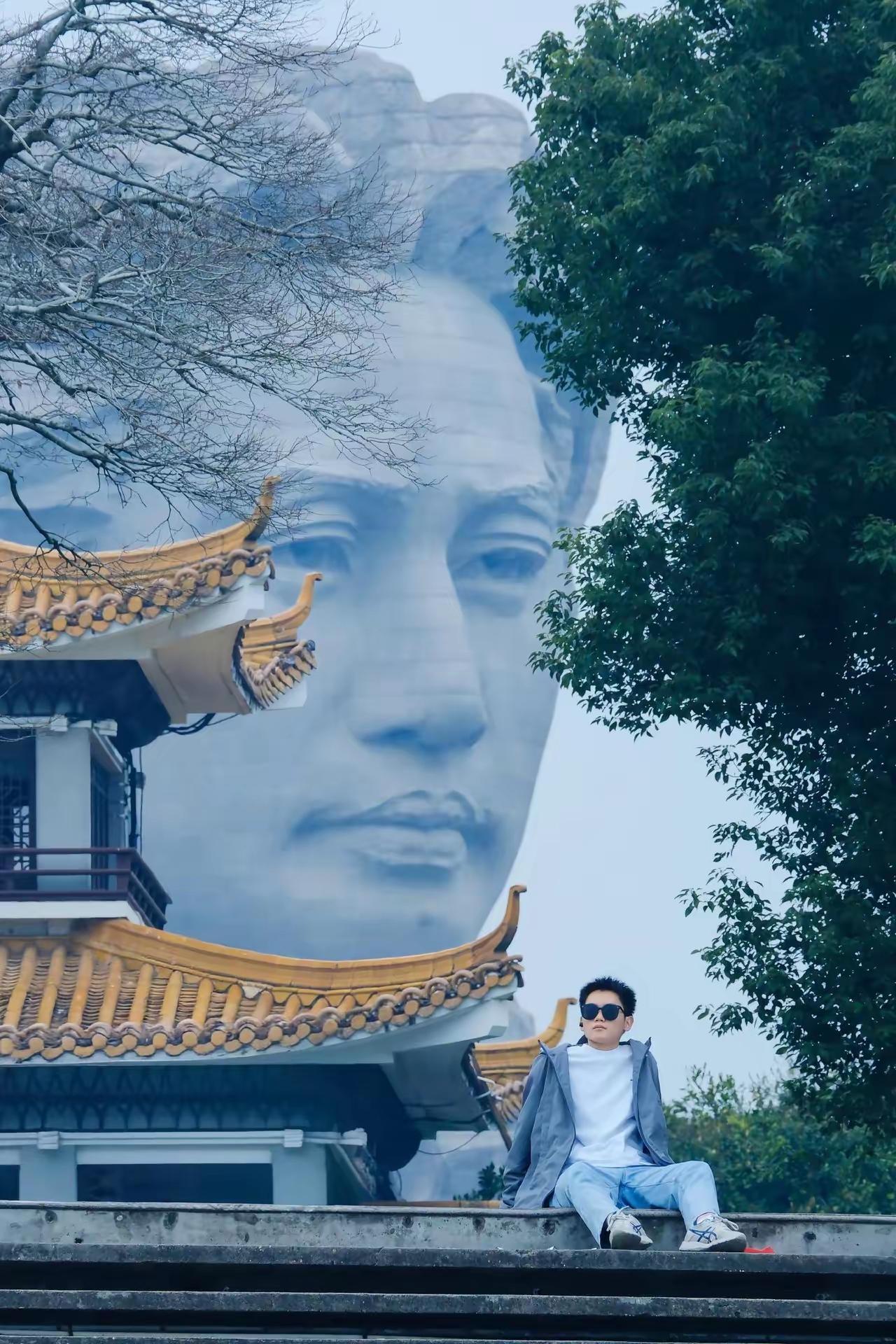 不知道，这个机位是在哪里？角度太绝了，第一眼见这照片，就被深深吸引。这张照片的