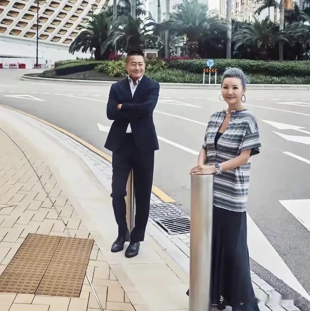 娱乐圈的明星夫妻里，他俩都不会离婚的，依然相亲相爱，高曙光都这个年龄了还经常跟老