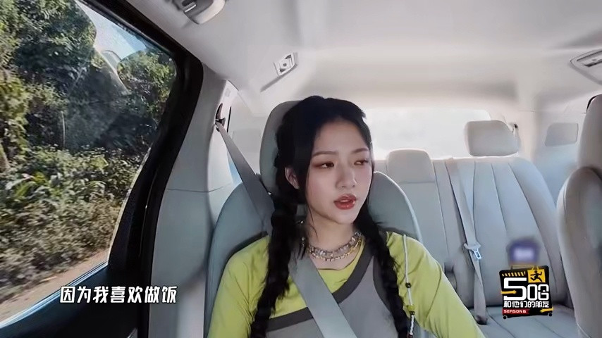  五哈6加更里鹿晗这段太圈粉！鹿晗依然爱吃魔鬼辣他和任敏同车出发，起初俩i人沉