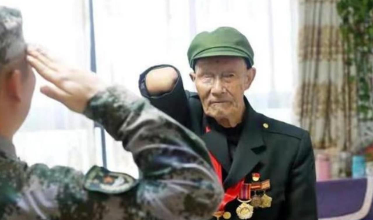 1963年，一位解放军首长下乡考察，却无意间看到了一个熟悉的身影，随即冲上去抱住