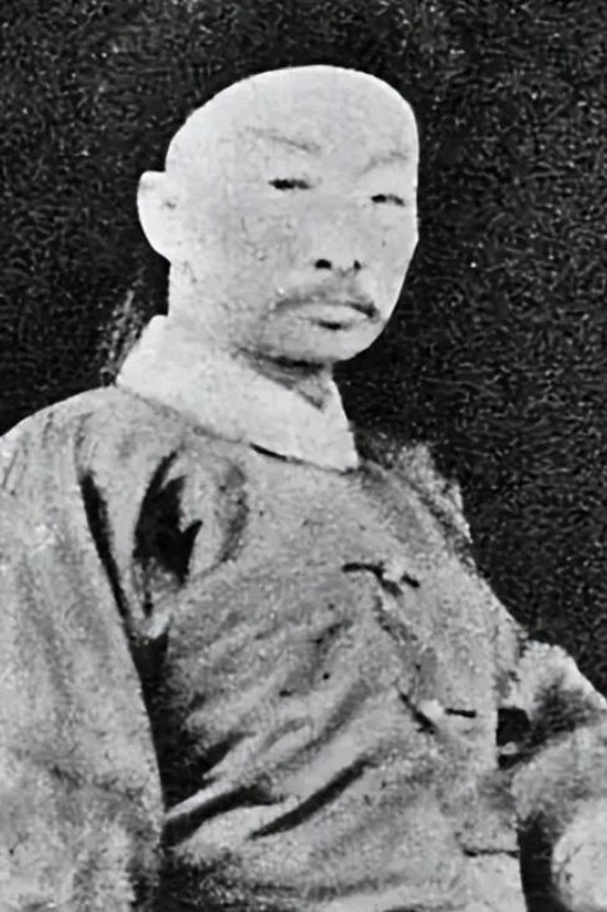 1880年夏，慈禧的屁股上长了个疖子，所有太医都看不好，因为老佛爷的屁股谁敢摸呀