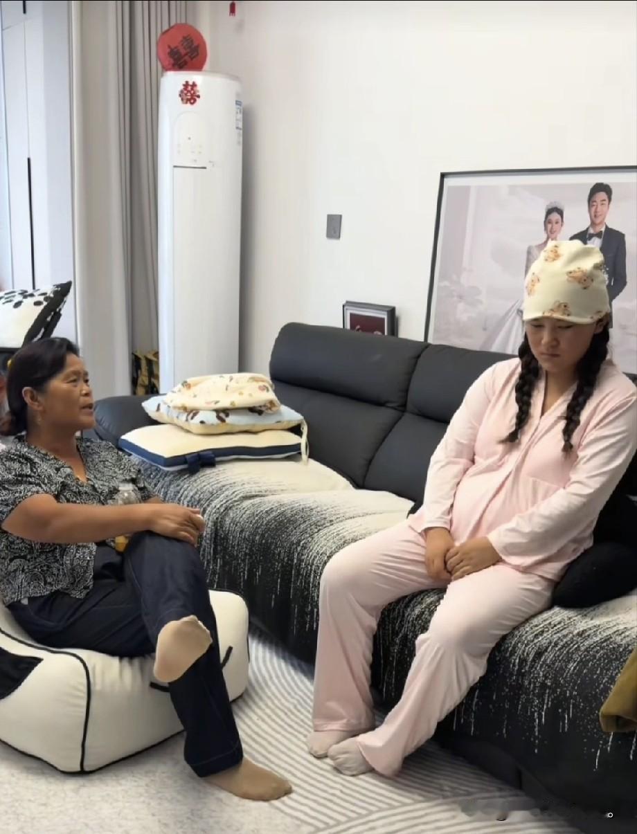 小故事！这老壳子，有事没事就来雨露家跑，雨露在坐月子拿她也没办