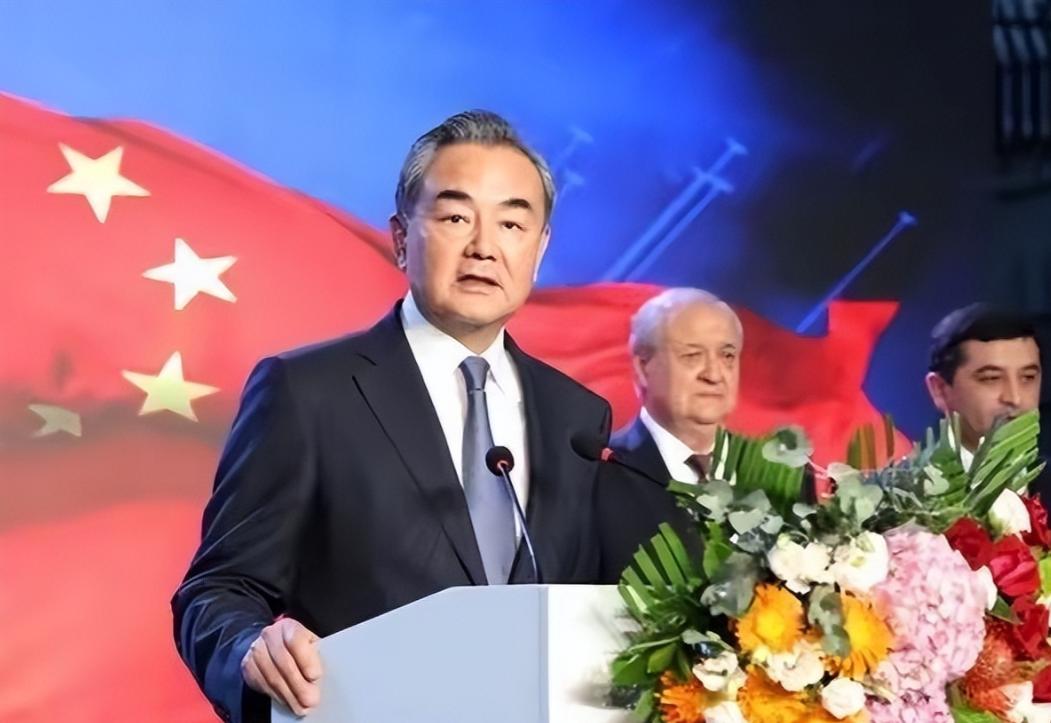 王毅外长对日本首相的最新称呼变了！从直呼其名“高市早苗”改成了“日本现职领导人”