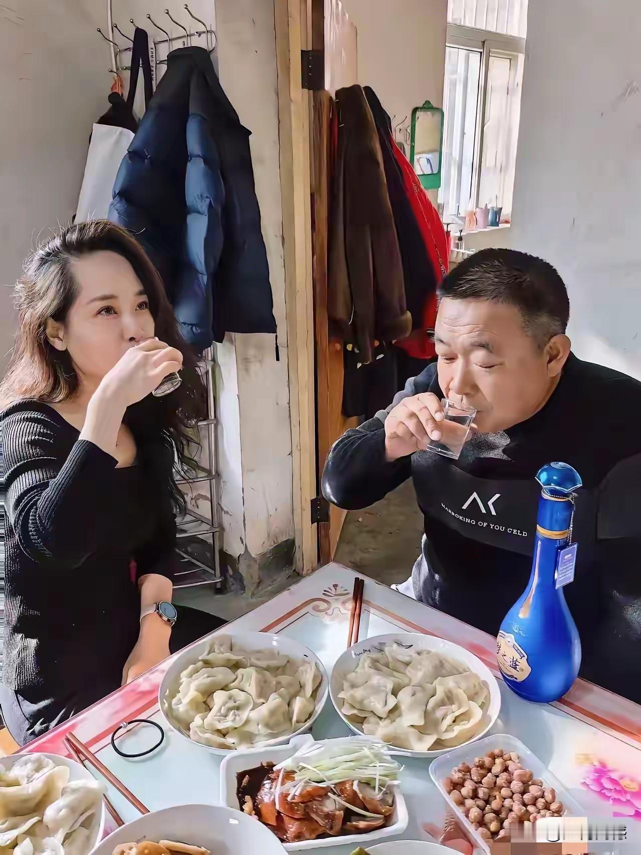 这张照片看起来特别的温馨，有一种家的感觉，煮点热乎乎的水饺，简单弄几个小菜，两个