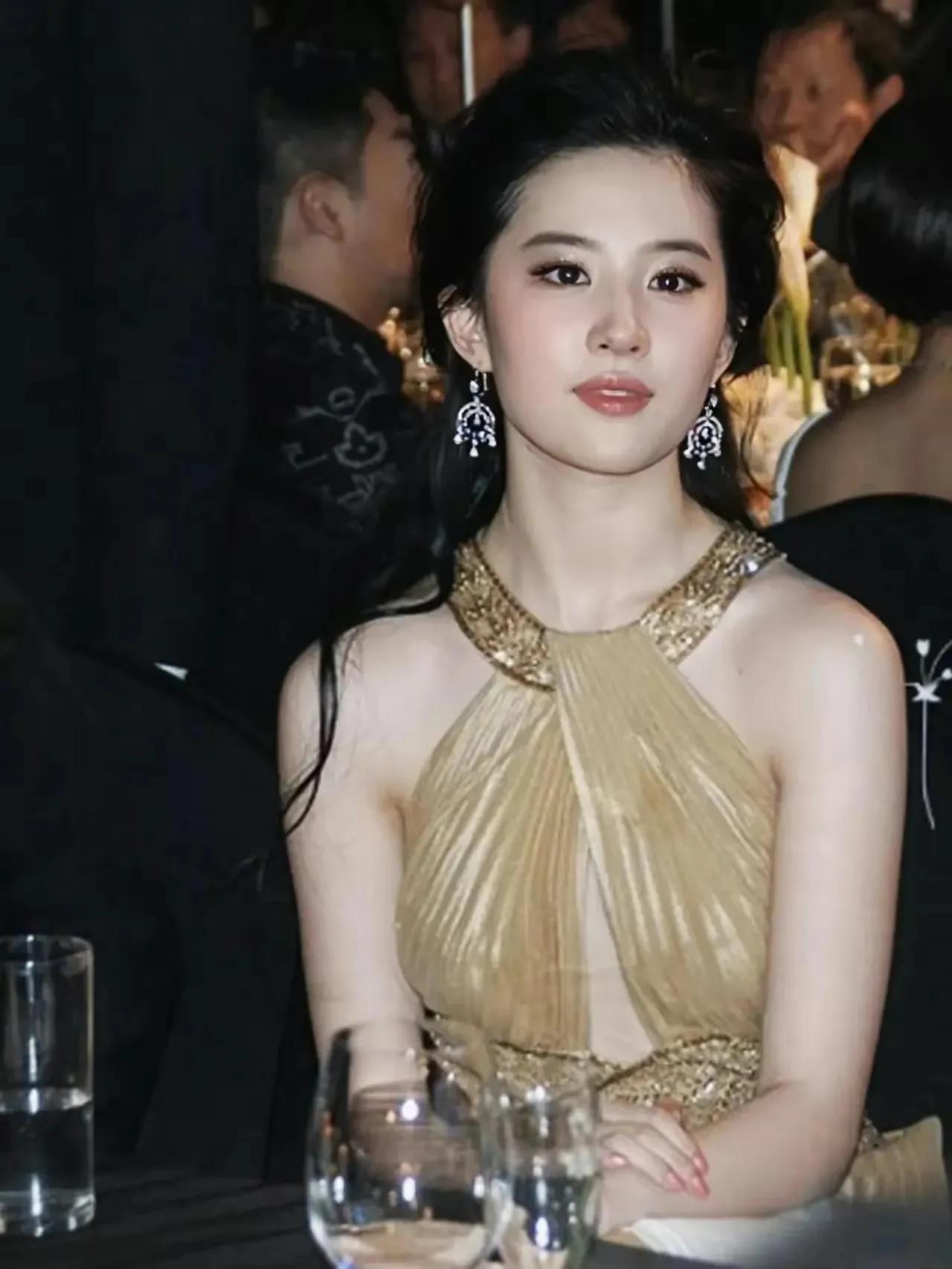 2010年的刘亦菲，穿一条金色露背裙性感又贵气，真是美到心坎上了！那时候的刘亦