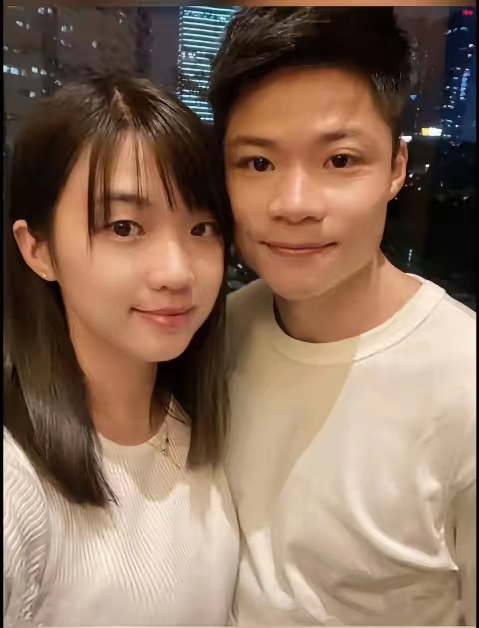 苏炳添说，我和我老婆林艳芳是初中同学，那时候她是学习小组长，负责收我作业。后来我