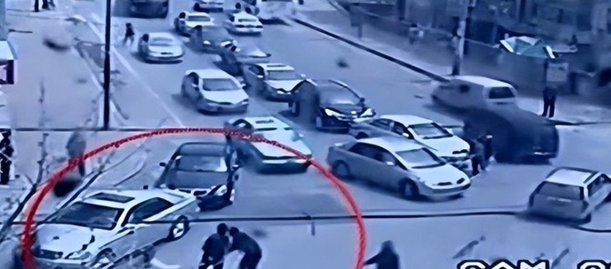 “敢和我作对，我非扒了你皮不可！”2011年，大连的一名32岁交警在街头被残忍打