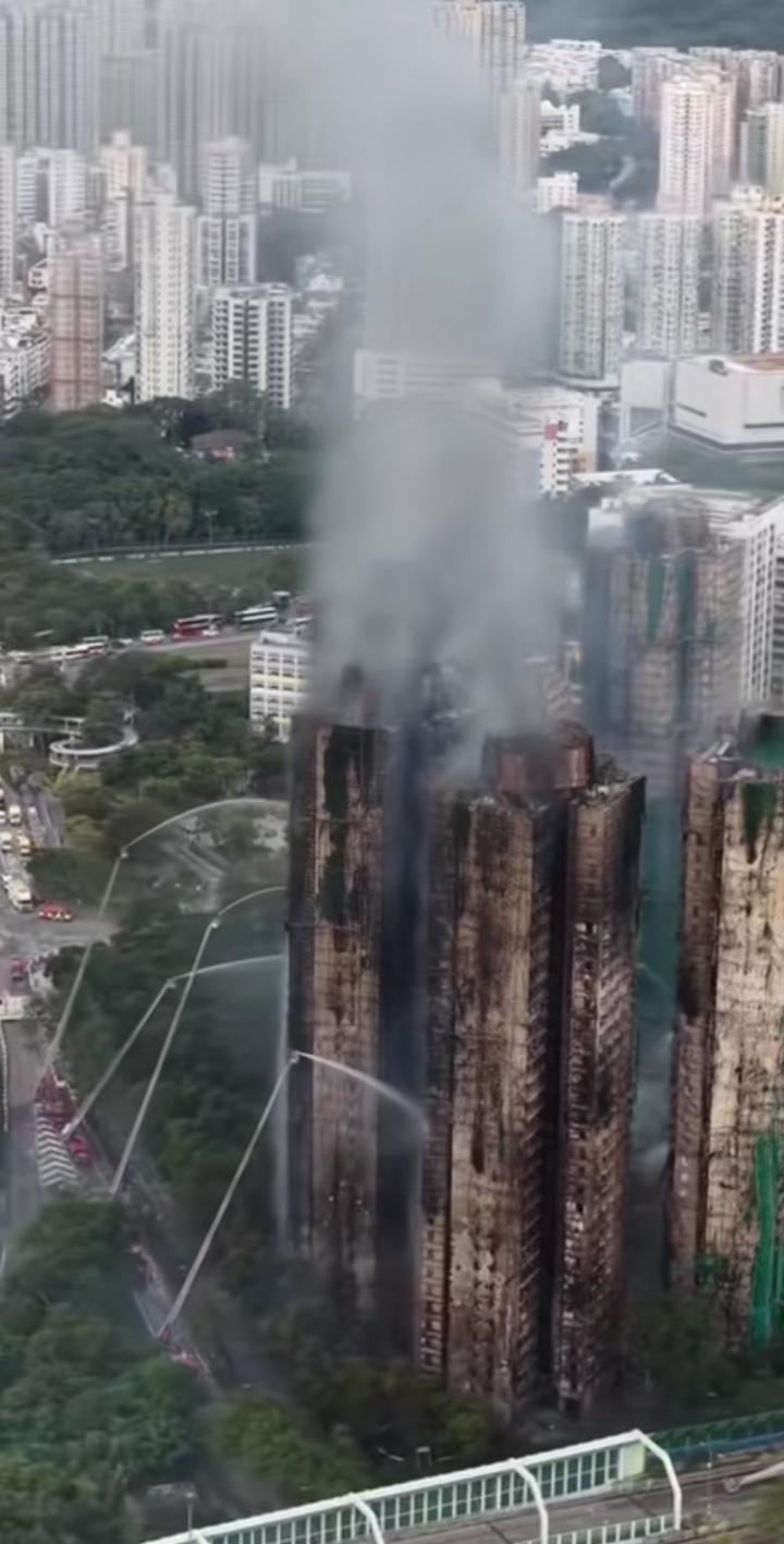 看到火灾后的香港大埔宏福苑，心中满是悲戚。在此，我们向遇难同胞致以沉痛的哀悼，愿