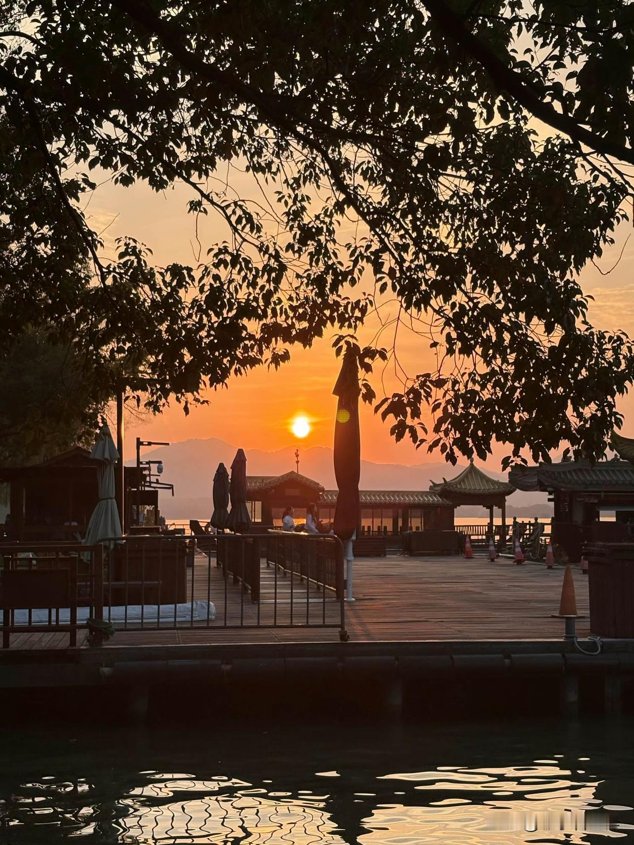 西湖的落日真的会治愈所有疲惫～傍晚沿着苏堤慢慢走，夕阳把湖面染成金红色，波光粼