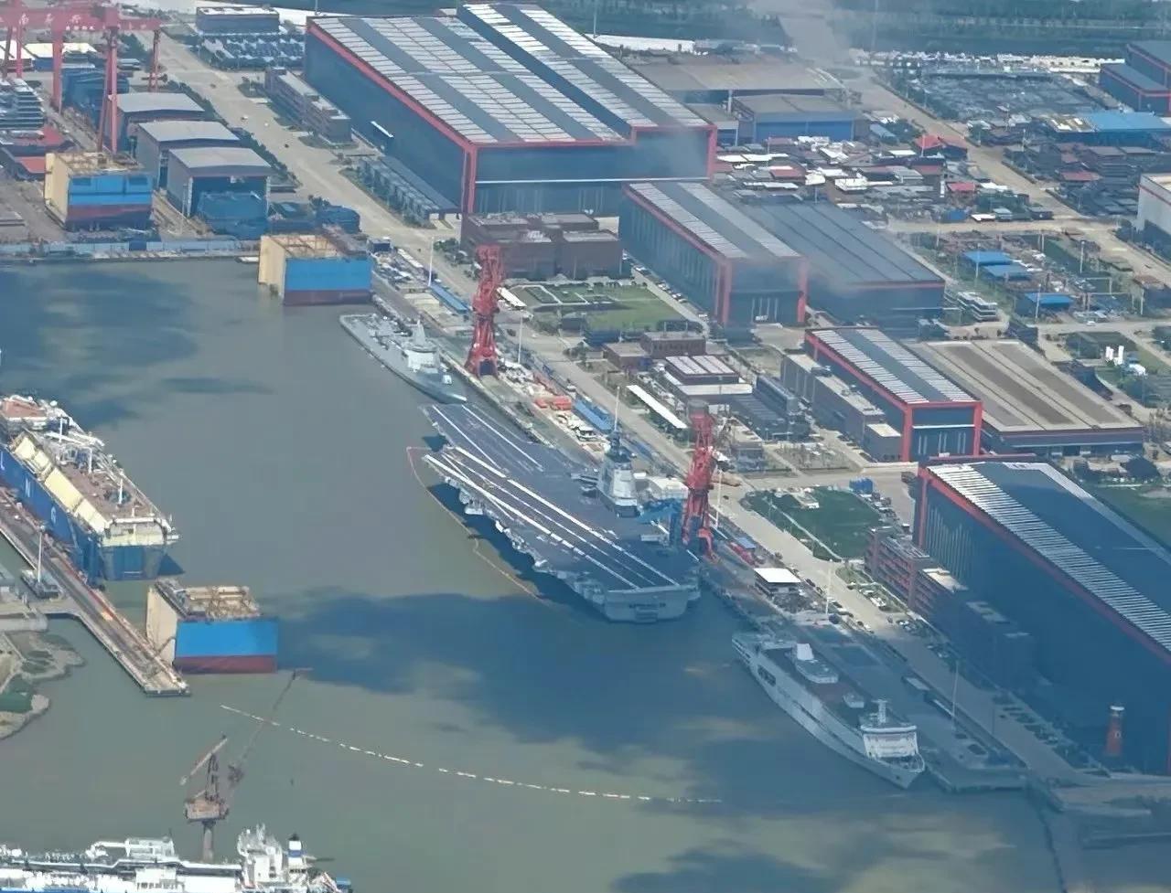 “福建舰”的最新状态，已经清空甲板，快要服役了，中国海军即将进入三航母时代！使