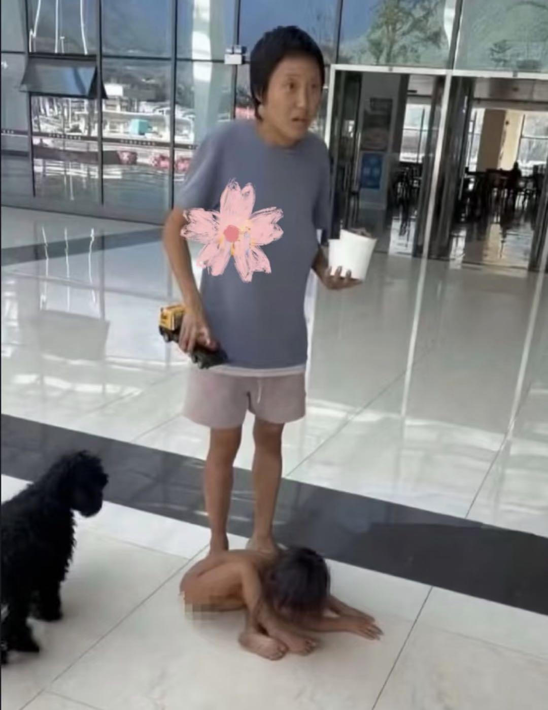 野人孩子，落户北京？后续来了！经警方提醒，“野人小孩”家长同意让孩子穿上