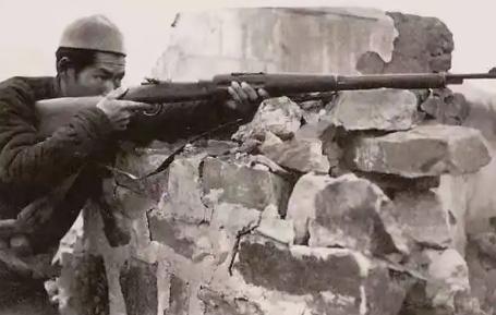 1943年，53岁的老农民裴天来加入了八路军，头一回上战场就让大家看傻了眼：他居